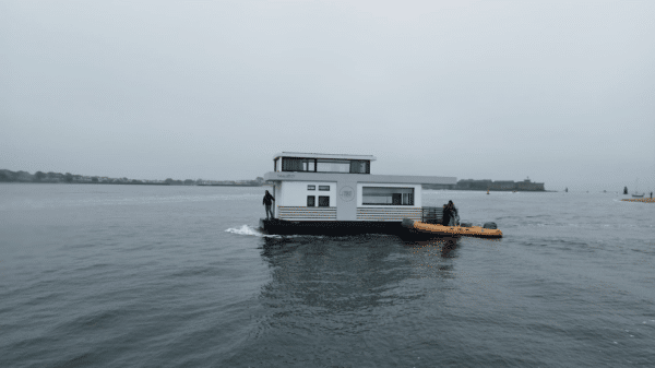 Sortie d’eau pour le Lodge Boat « L’Endroit »